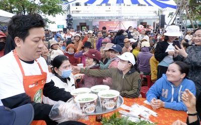 Nghệ sĩ Trường Giang chia sẻ cảm xúc khi nấu và bưng từng tô phở phục vụ người dân quê