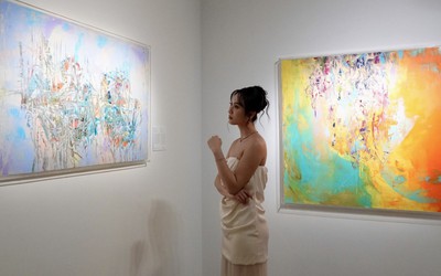 Nhà thiết kế áo cưới nổi tiếng Lê Minh Khoa triển lãm tranh Giữa lao xao, thả mình trôi