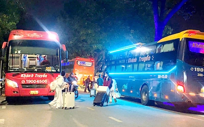 Xe giường nằm ngang nhiên vào trung tâm Huế đón, trả khách