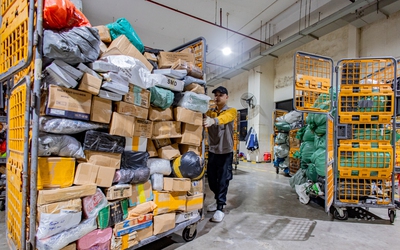 Nhân viên bưu cục 'trắng đêm' phân loại hàng hóa dịp mua sắm cuối năm