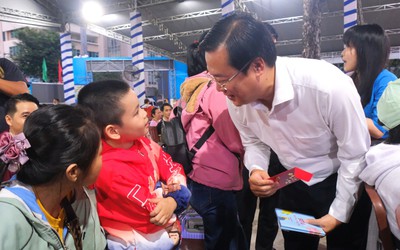 Hơn 8.000 người lao động về quê ăn Tết trên những chuyến tàu xe miễn phí