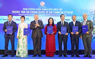 Từ 'người tiếp nhận vốn' sang 'người tham gia kiến tạo thị trường'