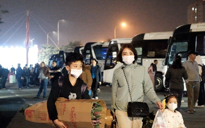 Sáng 27 Tết, nhiều công nhân ở Hà Nội về quê bằng những chuyến xe miễn phí