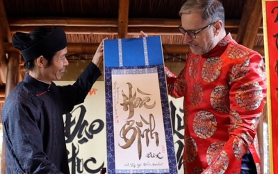 Đại sứ Pháp mặc áo dài, học viết thư pháp ở Văn Miếu - Quốc Tử Giám