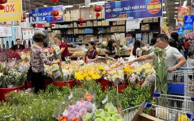 Nhu cầu sắm Tết 'giờ chót' tăng mạnh: siêu thị TP.HCM  đón lượng khách lớn