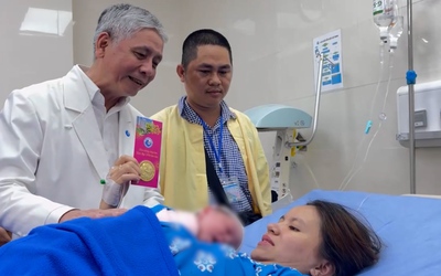 Tặng miếng vàng hình ngựa cho những em bé chào đời thời khắc 2026 tại Bệnh viện Từ Dũ