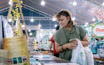 Âm nhạc, sắc màu và sách khiến du khách thấy Tết Việt rất đặc biệt