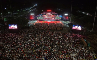 Núi Bà Đen chật kín gần 300.000 người trong đêm khai hội xuân 2026