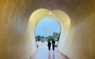 'Du lịch ký ức' đầu xuân: Người dân tìm về Thành cổ Quảng Trị đông cả ngày lẫn đêm