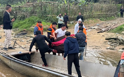 Tìm thấy thi thể hai ông cháu trong vụ lật đò chở 7 người trên sông Gianh