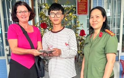 Nữ du khách Na Uy nhặt được ví tiền trên đèo Lương Sơn, tìm đến Công an phường trình báo