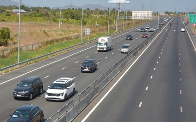 Xe cộ đông đúc trở lại sau Tết, cấm xe tại nút giao vào cao tốc Phan Thiết - Dầu Giây