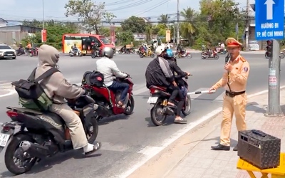 Vang vang tiếng loa kẹo kéo: Bà con ai đi TP.HCM thì đi quốc lộ N2, đừng đi quốc lộ 1 kẹt xe...