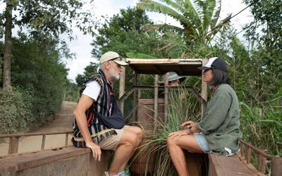Khách Tây check-in buôn cổ, lên máy cày đi làm rẫy