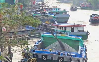 Sà lan xếp hàng dài trên kênh Tám Ngàn chờ lấy đá làm cao tốc