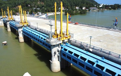 Thông tạm đường trên đập ngăn mặn sông Cái Nha Trang