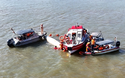 Lật thuyền đua trên sông Đồng Nai, lực lượng chức năng áp sát đưa vận động viên lên bờ an toàn