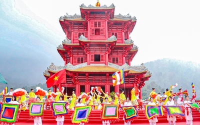 Rung chuông bảo tháp Tây Yên Tử, phát 'gạo vàng' Bà Chúa Kho ngày chính hội