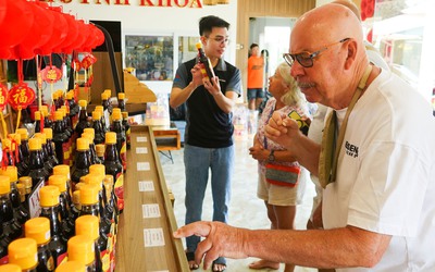 Khách quốc tế thích mua nước mắm truyền thống Phú Quốc