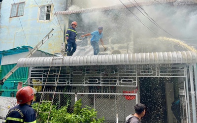 An Giang cháy giữa trưa làm 4 căn nhà bị ảnh hưởng nặng