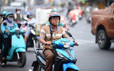 Hơn 10 năm có luật, khói thuốc vẫn len lỏi nhiều nơi, nên cấm luôn hút thuốc khi chạy xe trên đường?