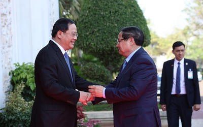 Thủ tướng và Chủ tịch Quốc hội Việt Nam gặp lãnh đạo Lào