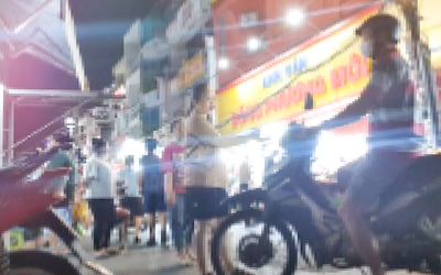 Ngang nhiên chiếm dụng vỉa hè, lòng đường trước chợ tại TP.HCM để giữ xe, thu tiền trái phép