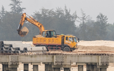 Cát nạo hút từ dự án cảng 530 tỉ đồng chạy ra ngoài trái phép?