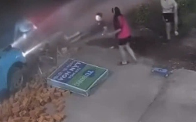 Video người đàn ông bị hành hung khi giải cứu nạn nhân dưới gầm ô tô, công an vào cuộc