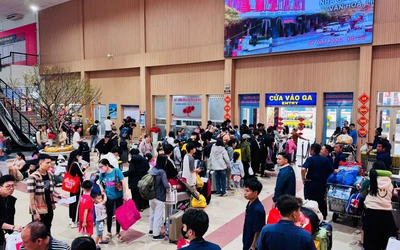 Hàng chục hành khách trễ chuyến tàu Tết, có hành khách bật khóc giữa ga Sài Gòn