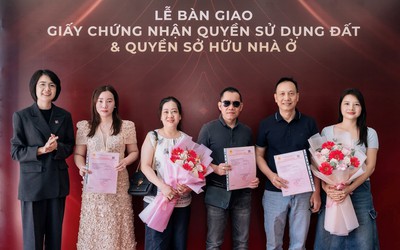 Imperia Grand Plaza Đức Hòa giao sổ hồng cho khách hàng