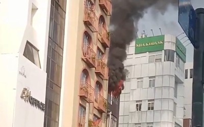 Cháy tòa nhà cao tầng ở phường Cầu Ông Lãnh, cảnh sát điều xe thang dập lửa