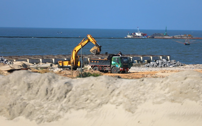 Nghi chở cát từ dự án cảng 530 tỉ ở Quảng Trị bán ra ngoài