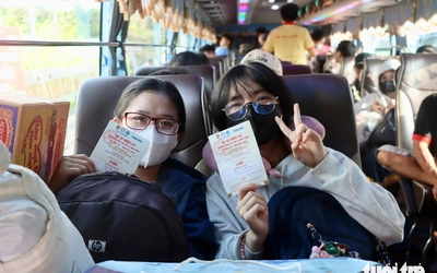 Cảm giác về quê ăn Tết áp lực hơn là niềm vui?