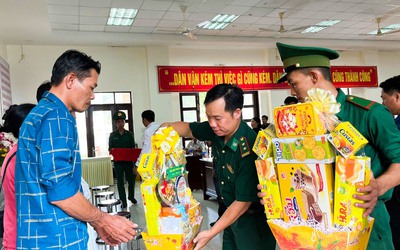 Phụ dọn dẹp nhà, gói bánh tét, trao quà Tết sớm cho dân làng chài Phú Quốc