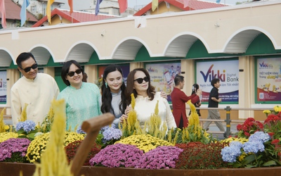 Chợ Bến Thành sau sơn sửa thu hút hàng nghìn lượt người tham quan, checkin trước Tết