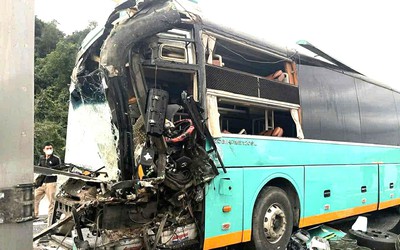 Tai nạn liên hoàn trên cao tốc Vân Phong - Nha Trang, kẹt xe kéo dài, CSGT mở điểm quay đầu khẩn cấp