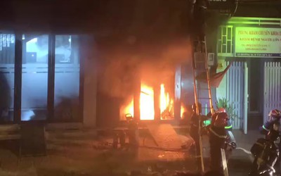 Cảnh sát kịp thời cứu 4 người mắc kẹt trong đám cháy ở phường Tân Hưng
