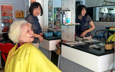 Mạ tôi làm tóc đón Tết