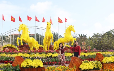 Người dân check-in bộ ba ngựa vàng 'Tam mã phi thiên'