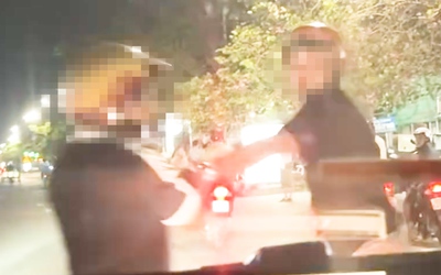 Giận tài xế taxi vì 'không xin lỗi' sau va quẹt, thanh niên đuổi theo chặn đầu xe chửi bới
