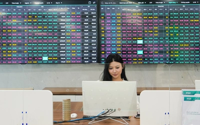 Định giá chứng khoán Việt Nam lùi về mức tương tự giai đoạn chấn động thuế quan Mỹ