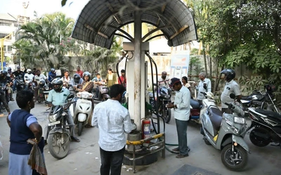 Vì sao xả dầu kỷ lục nhưng giá không giảm?