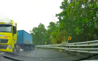 Khoảnh khắc đuôi xe container trượt dài khi đổ dốc, suýt va trúng ô tô chở 4 người