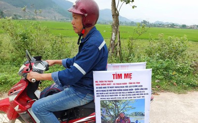 Con trai dán thông báo lên xe máy đi khắp nơi tìm người mẹ mất tích đã mấy tháng