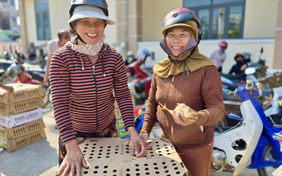 Người vùng lũ Bình Định bất ngờ vì được tặng gà giống kèm nhiều bao thức ăn, thuốc thú y