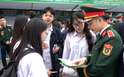 Video hàng ngàn học sinh đến với Ngày hội tư vấn tuyển sinh - hướng nghiệp tại Hải Phòng
