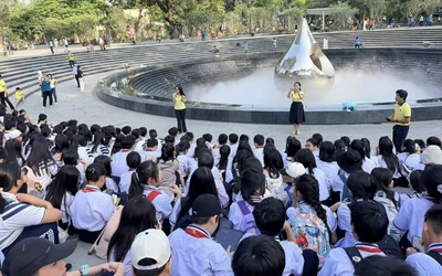 Học sinh rơi nước mắt tại tượng đài Giọt nước trong tiết học liên môn