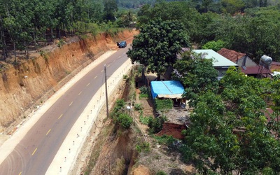 Đồng Nai yêu cầu kiểm tra, xử lý thêm vụ hạ cốt nền khiến nhà dân cheo leo