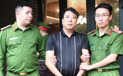 Hình ảnh công an khám xét, bắt nhiều giám đốc công ty ở Phú Thọ